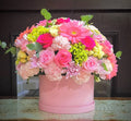 caja con arreglo floral