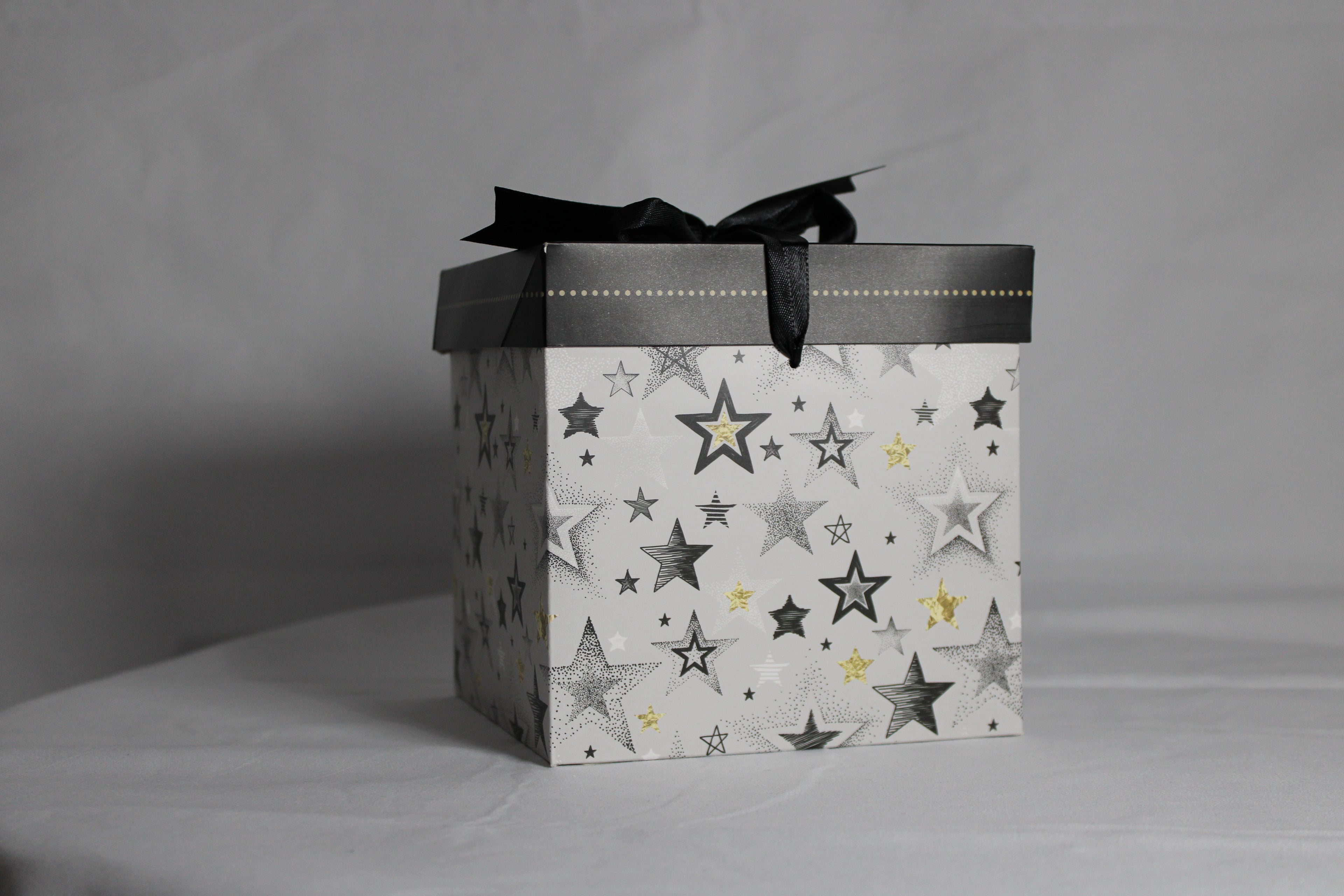 caja de regalo de estrella negras