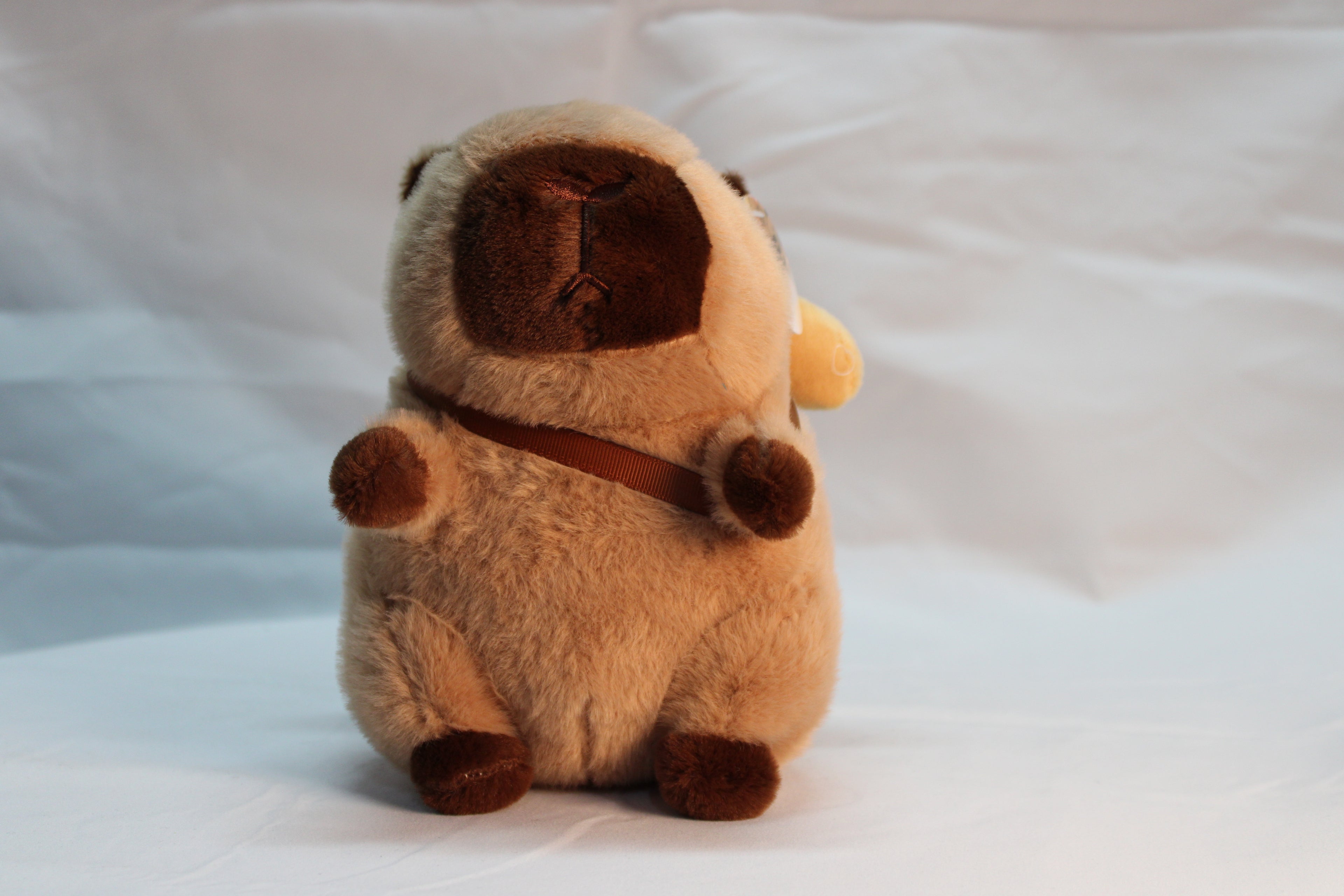 Peluche de capibara con mochila de pan