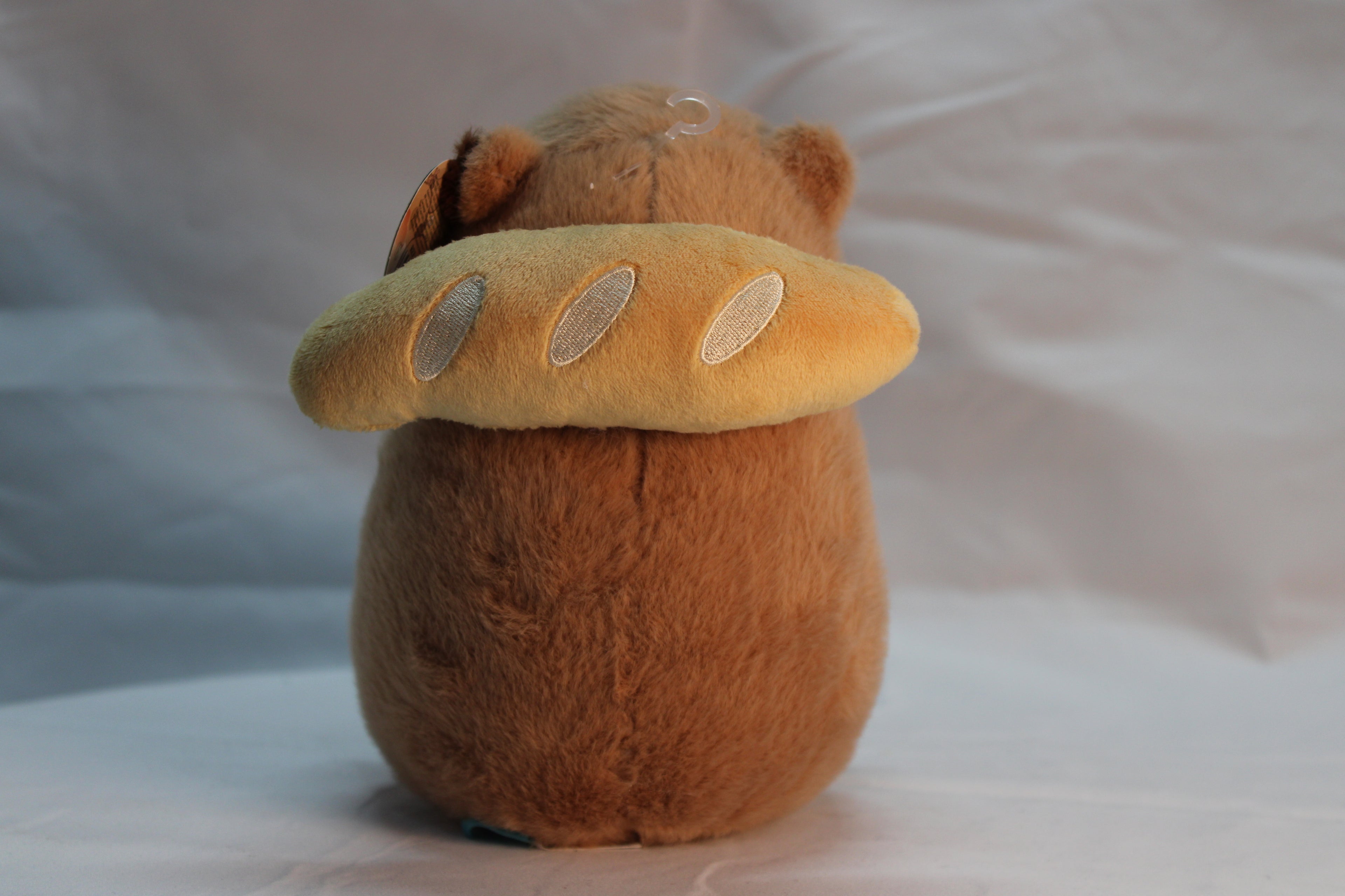 Peluche de capibara con mochila de pan