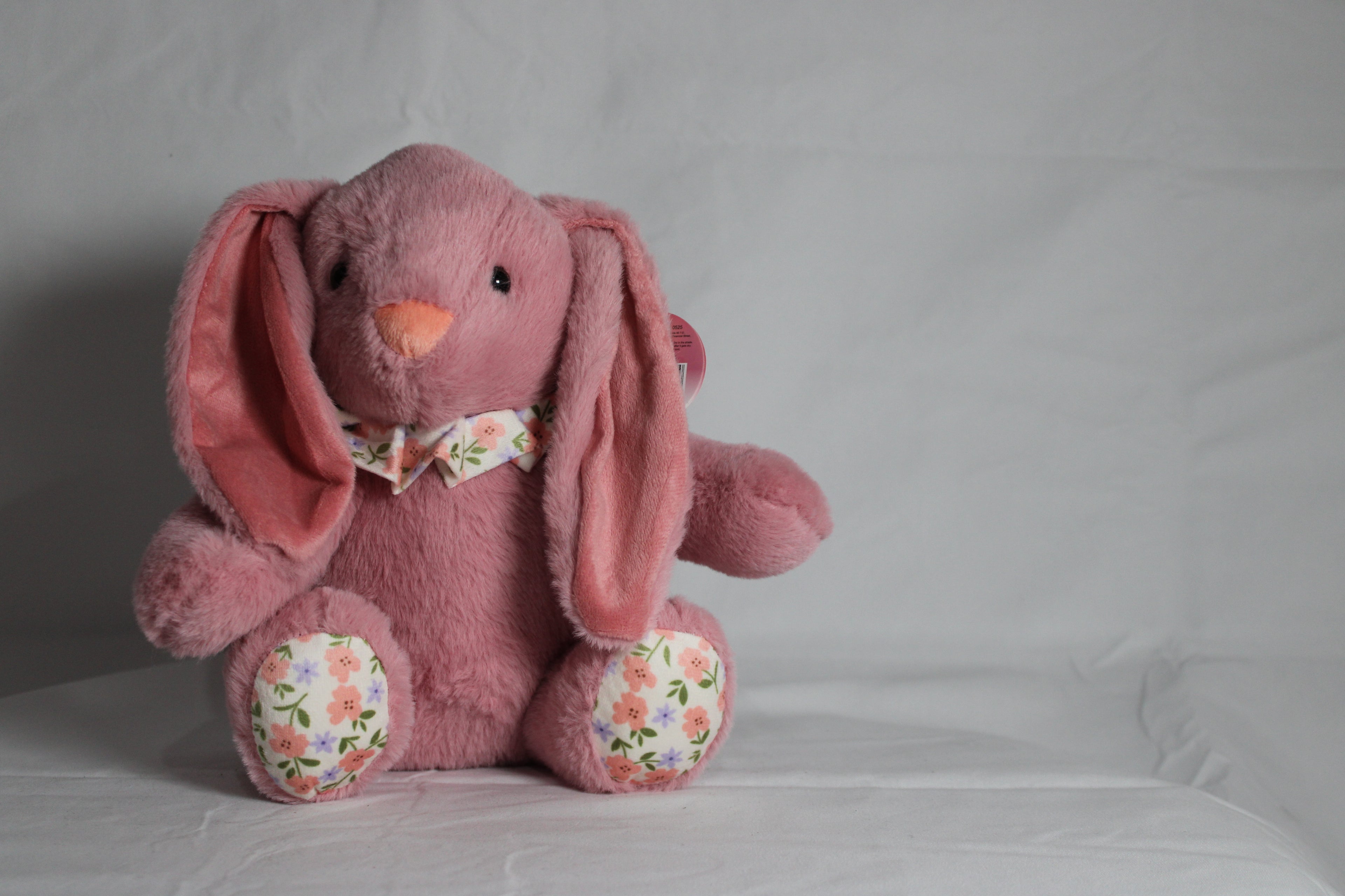 peluche de conejo rosa