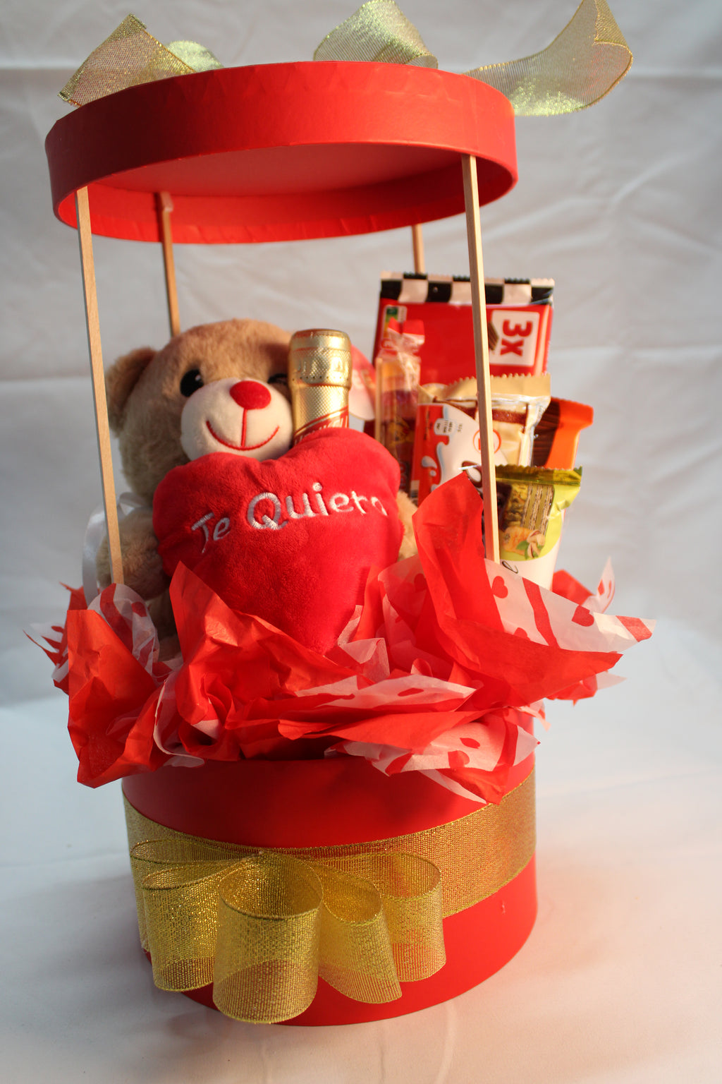 regalo con chuches y oso de peluche