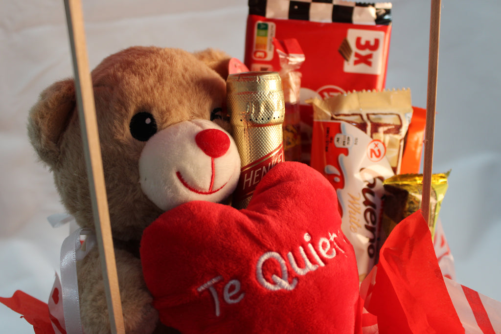 regalo con chuches y oso de peluche