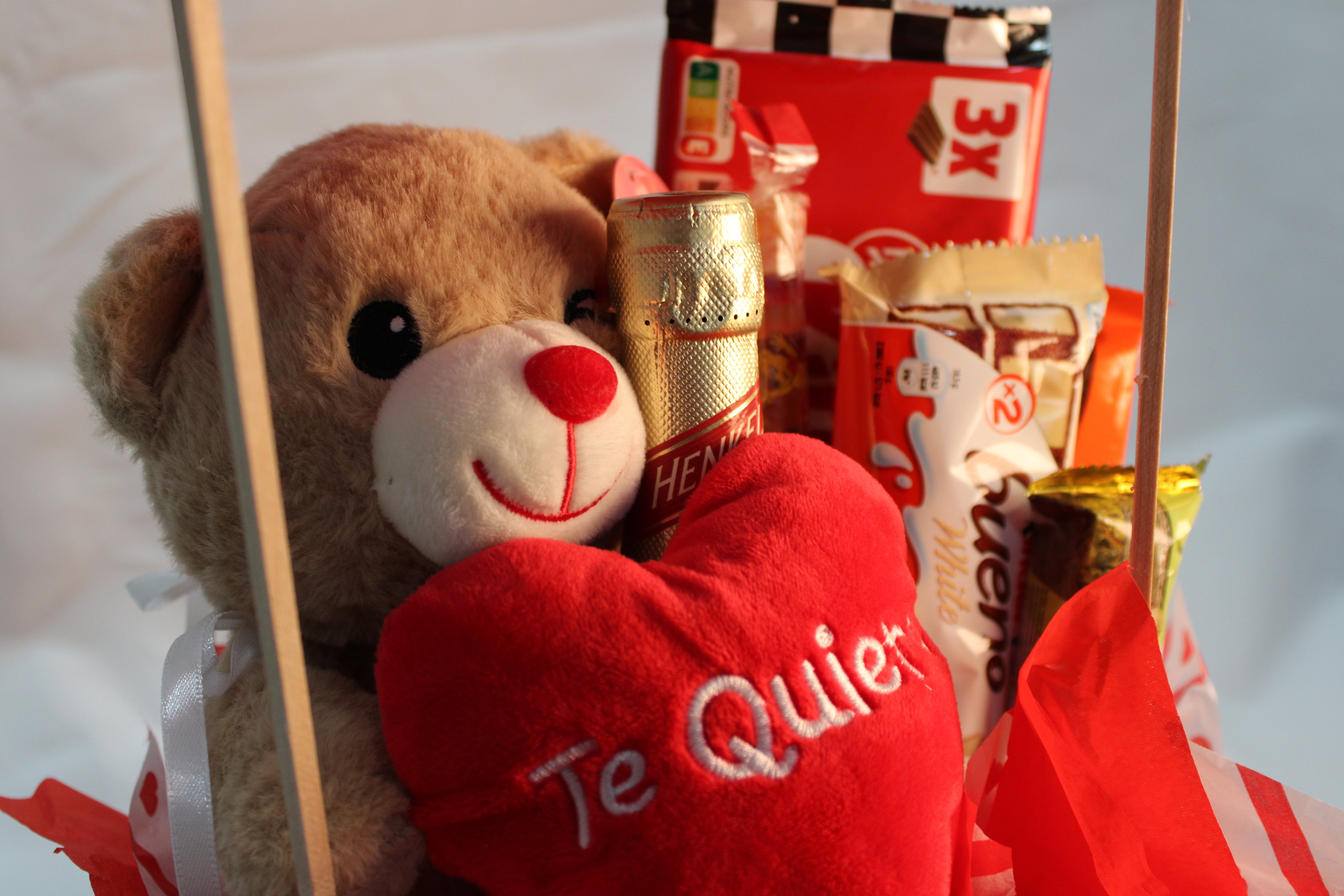 regalo con chuches y oso de peluche
