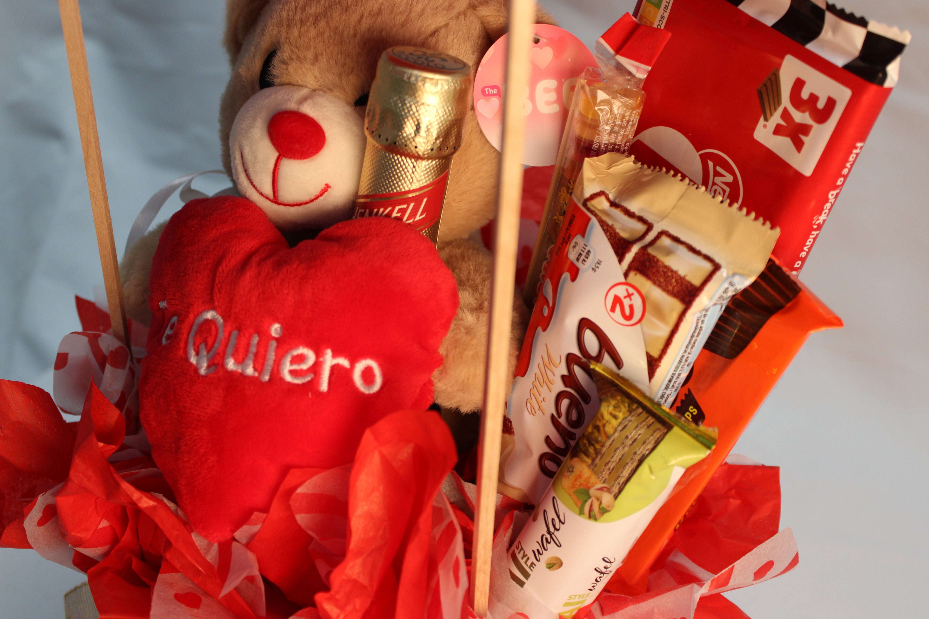 regalo con chuches y oso de peluche